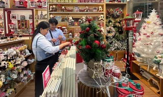 Đồ trang trí Noel xuống phố sớm, giá 'khá mềm' ngay từ đầu mùa