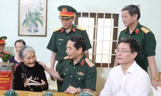 Đại tướng Phan Văn Giang thăm, tặng quà người có công với cách mạng tại Đắk Lắk
