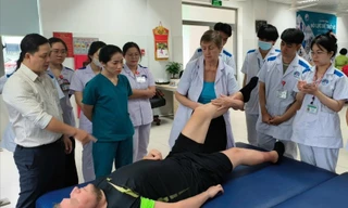 Mỗi bác sĩ, nhân viên y tế chữa bệnh cho du khách là một đại sứ du lịch của Đà Nẵng Ảnh: T.H