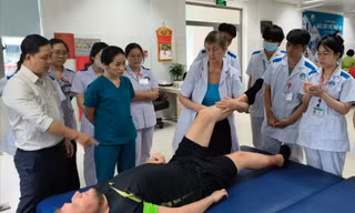 Mỗi bác sĩ, nhân viên y tế chữa bệnh cho du khách là một đại sứ du lịch của Đà Nẵng Ảnh: T.H