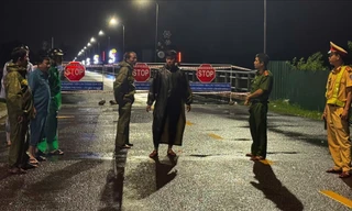 Lực lượng chức năng xuyên đêm điều tiết giao thông trên quốc lộ 1A qua Quảng Ngãi