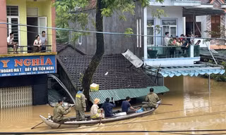 Chạy lũ chỉ kịp ôm con, còn lại để mặc cho nước cuốn trôi