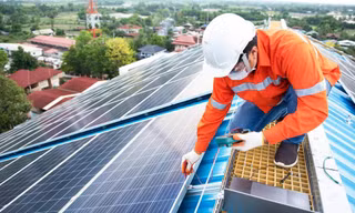 Điện mặt trời mái nhà kèm pin lưu trữ: Vì sao người dân còn e dè?