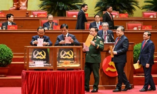 Các lãnh đạo Đảng và Nhà nước bỏ phiếu bầu Ban Chấp hành Trung ương khóa XIV.