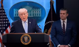 Tổng thống Trump đứng cạnh Bộ trưởng Chiến tranh. (Ảnh: Reuters)