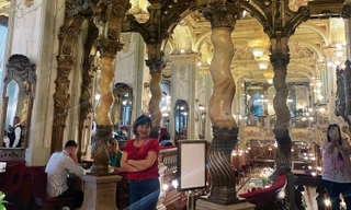 Bên trong quán café New York với trang trí kiểu lâu đài hoàng gia