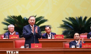 Các lãnh đạo Đảng và Nhà nước bỏ phiếu bầu Ban Chấp hành Trung ương khóa XIV.