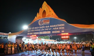 Hơn 12.000 vận động viên Tiền Phong Marathon chạy 'Đón ánh bình minh'