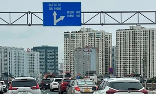 Cầu Long Biên cấm xe, cầu Vĩnh Tuy kẹt cứng từ chiều tới tối