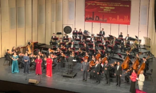 Các nghệ sĩ Việt Nam và Trung Quốc thể hiện ca khúc “Hữu nghị mãi bền lâu” Ảnh: Thái An