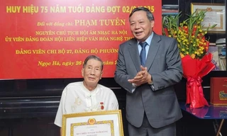 Lãnh đạo Thành ủy Hà Nội trao Huy hiệu 75 năm tuổi Đảng tặng nhạc sĩ Phạm Tuyên 
