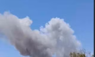 Khói bốc lên từ đảo Kharg, ngày 7/4. Ảnh: Telegram