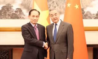 Đặc phái viên của Tổng Bí thư Tô Lâm hội đàm với Bộ trưởng Ngoại giao Trung Quốc Vương Nghị