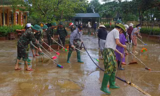 Bộ đội hành quân về vùng 'rốn lũ' Lệ Thủy giúp dân khắc phục hậu quả mưa lũ