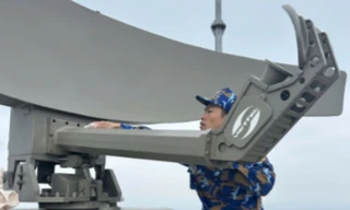 Đường lên trạm ra đa 485 tại đảo Trà Bản nằm ở độ cao 485 m so với mặt nước biển