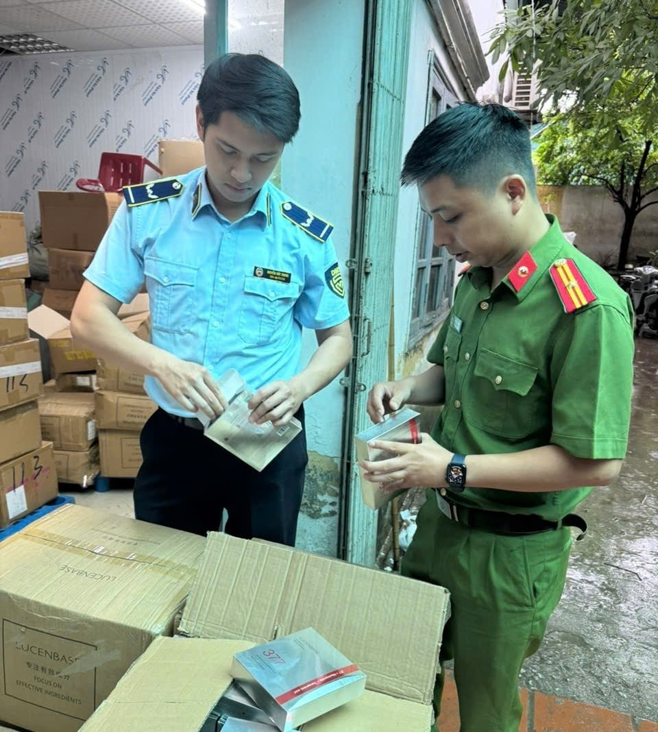 Lực lượng chức năng phát hiện 15.000 mặt nạ dưỡng da không rõ nguồn gốc xuất xứ 24-7-qltt.jpg