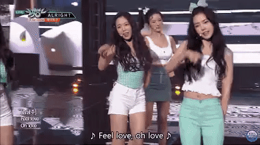 Một thành viên khác của Apink là Namjoo cũng mặc một mẫu áo bơi tương tự như Bomi. Tất nhiên, nếu không nói ra thì chẳng ai biết đây là đồ chỉ dành để đi bơi.