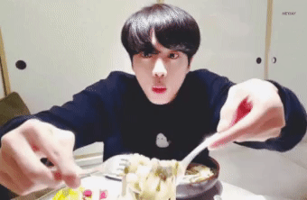 Ăn ngon miệng chưa đủ, Jin còn luôn đưa đồ ăn sát ống kính thế này để cho thấy nó ngon đến thế nào.