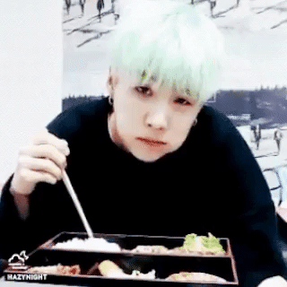 Món ăn nhìn ngon thế này, mà Suga ăn như cực hình vậy đó.