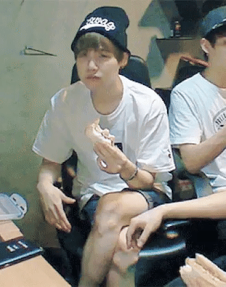 Còn Suga thì luôn ở trạng thái đối lập với Jin. Jin càng thích ăn thì Suga càng chán ghét đồ ăn.