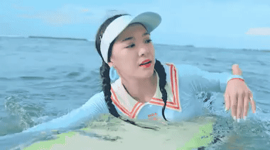 Hoặc như Sejeong (Gugudan) cũng chọn một mẫu áo bơi nữ tính điệu đà khi quay MV Semina. Thiết kế này giúp Sejeong đủ kín đáo cho những cảnh quay dưới nước, vẫn đủ xinh đẹp khi cô ghi hình trên bãi cát.