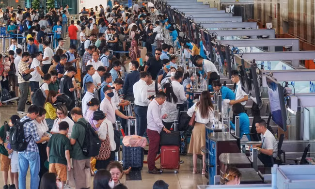 Chiêu tiết kiệm tiền vé máy bay mùa hè của nhiều gia đình
