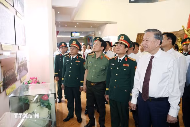 tong-bi-thu-to-lam-tham-va-lam-viec-tai-quan-doan-12-0508-6.jpg