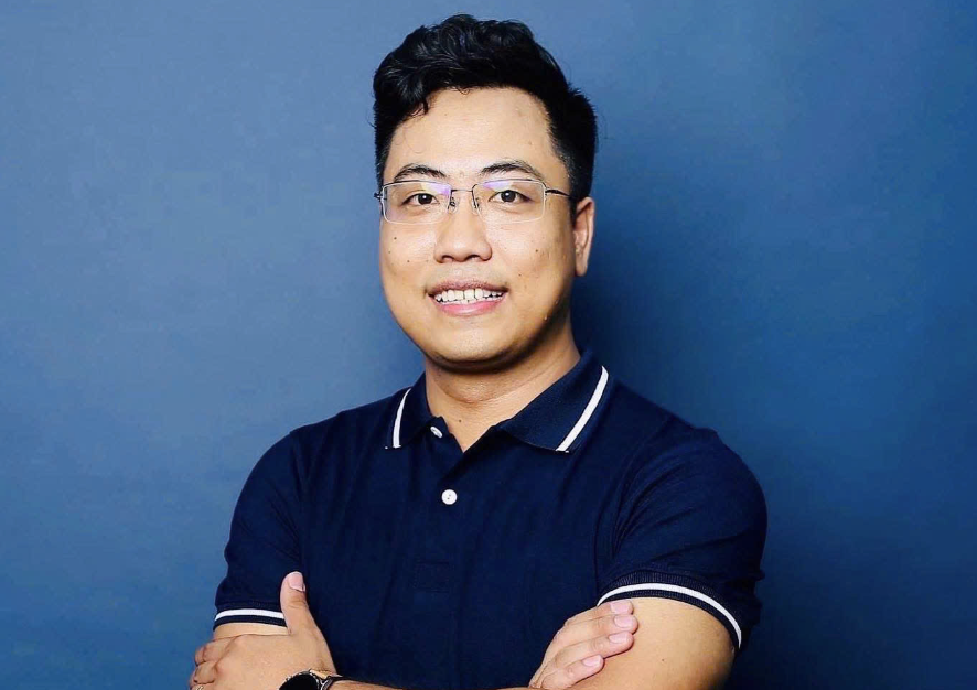 FPT 박장 초등학교, 중등학교, 고등학교의 전무이사인 Dinh Duc Hien 씨 thay-hien.png