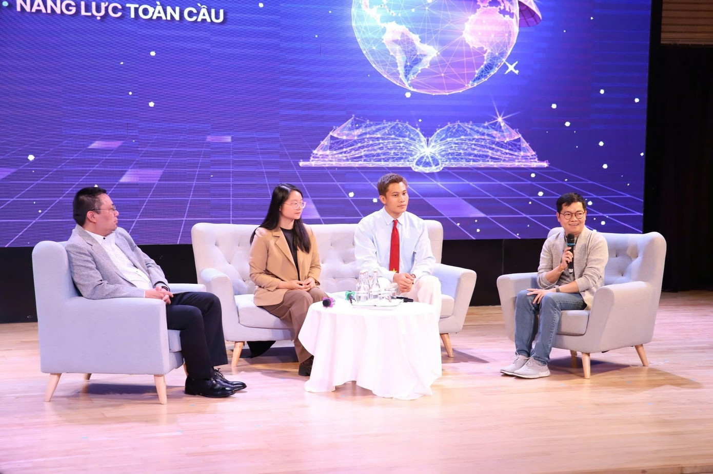 Experten beim Workshop „Schaffung zweisprachiger Bildung – Vietnamesische Identität, globale Kompetenz“ z7228074936104-71e78a32b1e7c9c4015df45f8e44b326.jpg