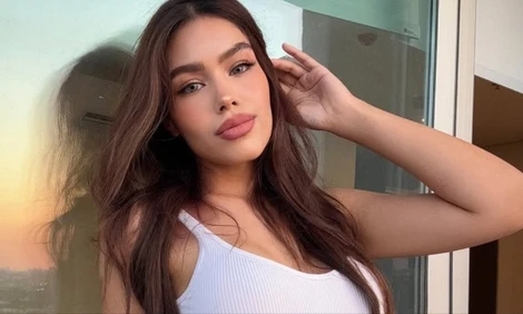 Hoa hậu livestream khóc lóc, nói lý do không thể sang Việt Nam