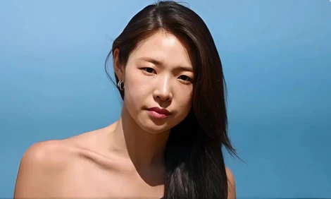 Nữ MC cúi đầu xin lỗi 