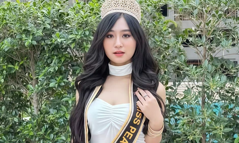 Hoa hậu được trao vương miện trước cửa nhà