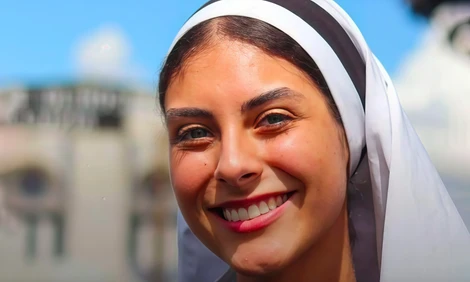 Hoa hậu 21 tuổi từ bỏ danh hiệu