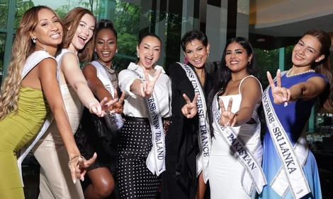 Cảnh tượng hỗn loạn ở lễ trao sash Hoa hậu Hoàn vũ