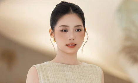 Á hậu Châu Anh chơi đàn piano mở màn show diễn