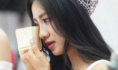 Hà Trúc Linh, Á hậu Châu Anh xúc động khi xem phim 'Mưa đỏ'