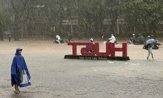 Mưa lớn, ngập sâu, thêm nhiều trường đại học ở Hà Nội cho sinh viên học trực tuyến