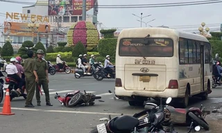 Hiện trường xe khách 'lùa' hàng loạt xe máy đang dừng đèn đỏ ở Đồng Nai