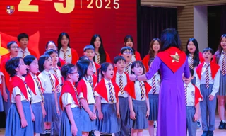 350 thầy trò Olympia hợp xướng 'Tiến quân ca'