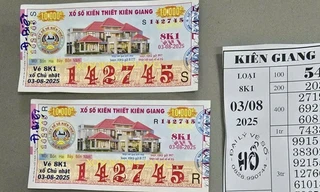 Người mẹ được các con 'hộ tống' đi đổi vé số trúng giải độc đắc