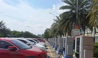 Dùng công cụ kinh tế để kiểm soát xe xăng