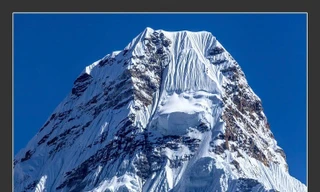 Nhiếp ảnh gia Sonam đang giới thiệu với khách tham quan về những bức ảnh về vùng núi tuyết Himalaya.