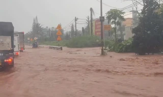 Quốc lộ thành sông, tài xế ô tô lập ‘hàng rào’ cứu xe máy giữa dòng nước xiết