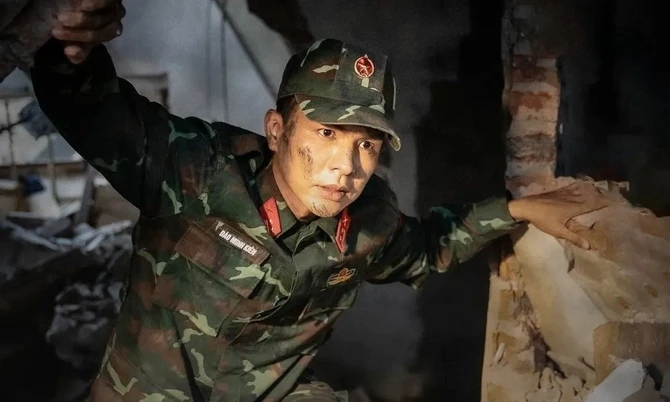 Phim mới của Steven Nguyễn vừa lên sóng đã được so sánh với Hậu Duệ Mặt Trời