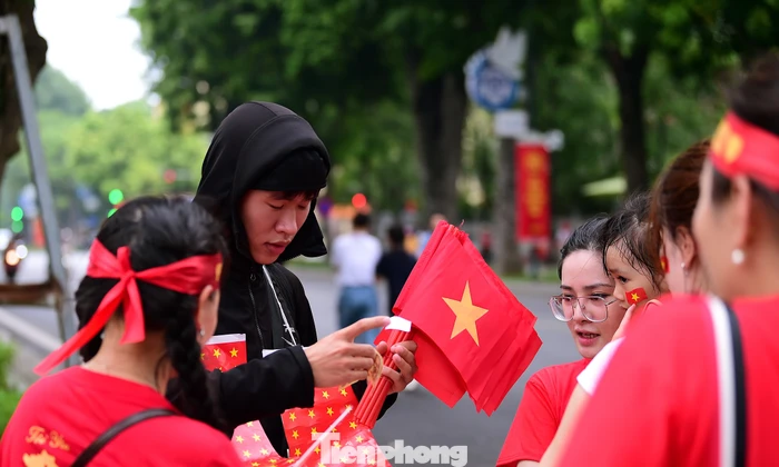 Bạn trẻ xuống đường làm thêm ngày tổng hợp luyện diễu binh, diễu hành