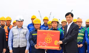 Bí thư Hà Nội chúc Tết cán bộ, kỹ sư, công nhân trên công trường xây dựng cầu Hồng Hà