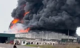 Xưởng tái chế nhựa ở Hưng Yên cháy ngùn ngụt, khói đen phủ kín góc trời