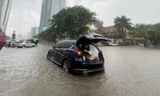 Hà Nội ngập, ùn tắc kéo dài giờ tan tầm: Người dân chui vào cốp xe chờ nước rút