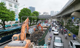 Người dân chật vật đi qua nhiều lô cốt, hàng rào thi công ở Hà Nội