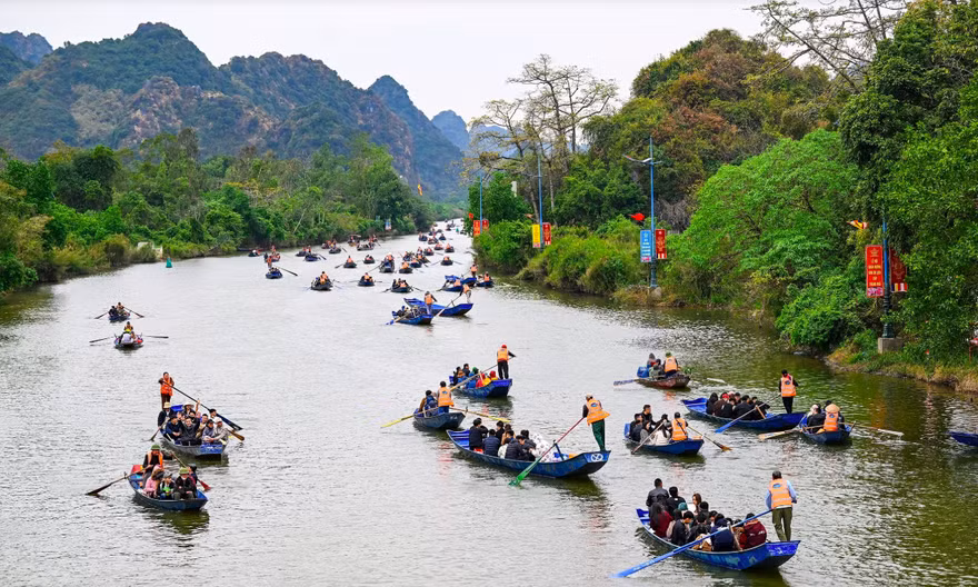 Nhiều người chèo đò chở khách ở Chùa Hương bị lừa 4,4 tỷ đồng xin cấp phép hoạt động